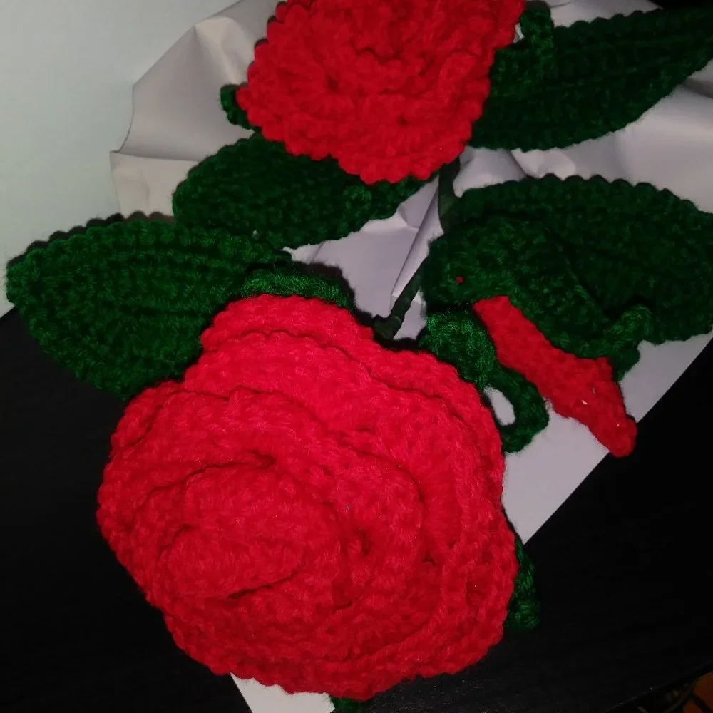 Bouquet of 3 handmade crochet roses in red.